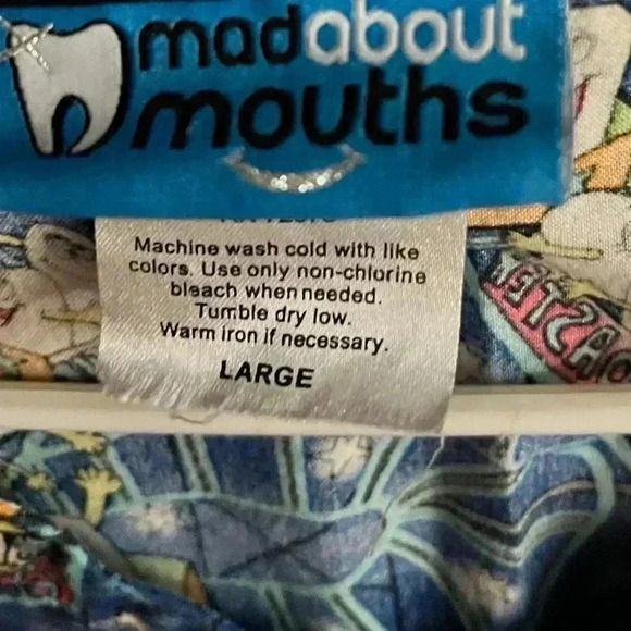 Women’s O2 Scrubs Top L Multicolor V-Neck Tooth Fairy Design Short Sleeve - Picture 4 of 4